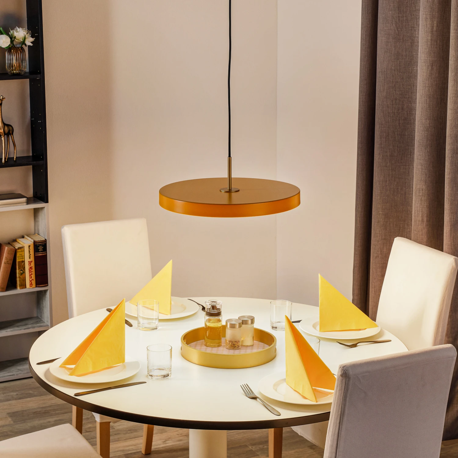 UMAGE Asteria medium Hängelampe messing safrangelb UMAGE Asteria Medium Hängelampe Messing Safrangelb -Umage 9521104 1