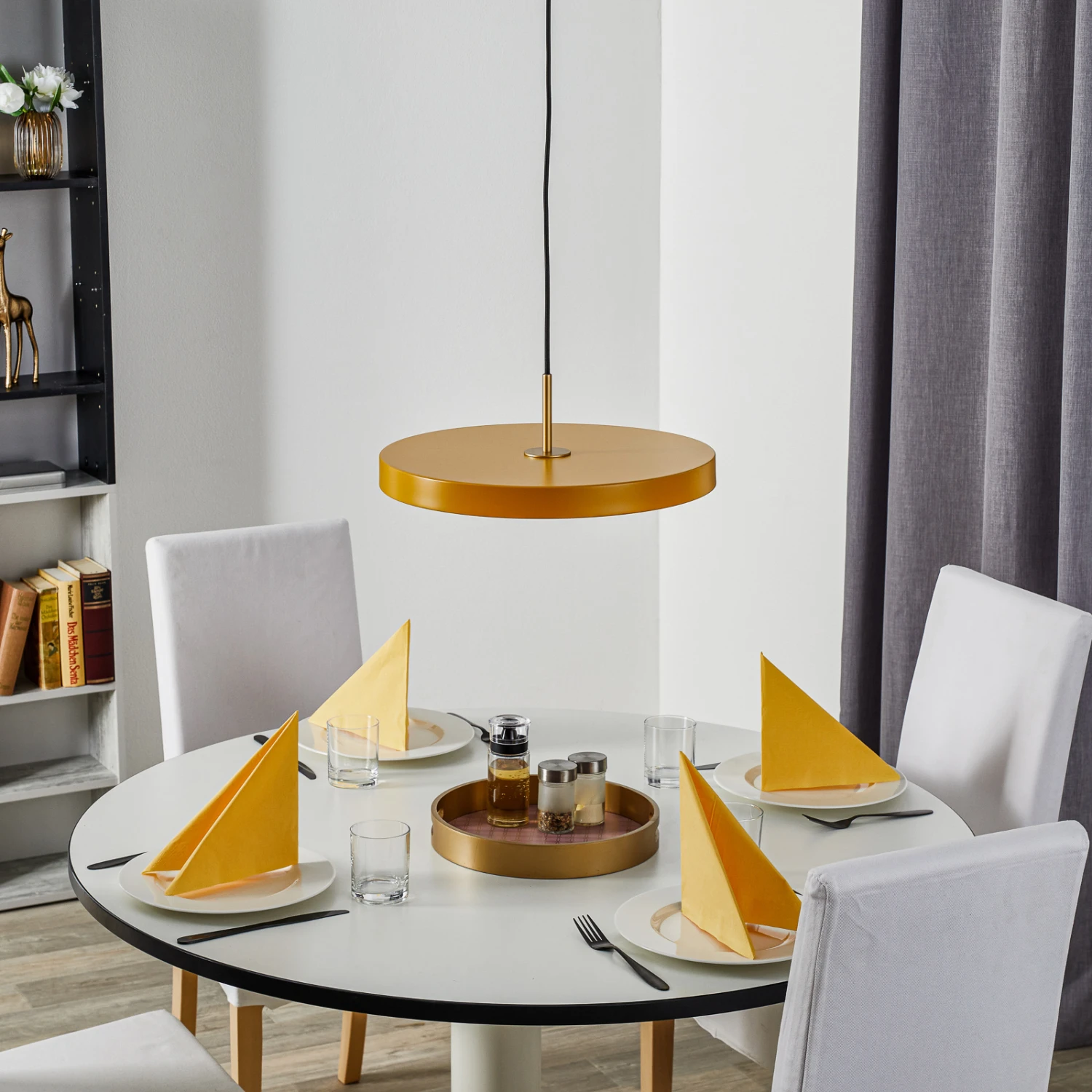 UMAGE Asteria medium Hängelampe messing safrangelb UMAGE Asteria Medium Hängelampe Messing Safrangelb -Umage 9521104 2