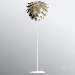 UMAGE Silvia Medium Stehleuchte Messing