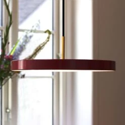 UMAGE Asteria Medium LED-Hängeleuchte Messing Rot