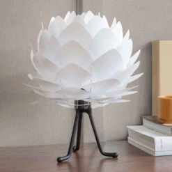 UMAGE Silvia Mini Tischlampe Weiß/Tripod Schwarz