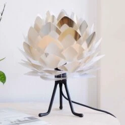 UMAGE Silvia Mini Tischlampe Stahl/Tripod Schwarz