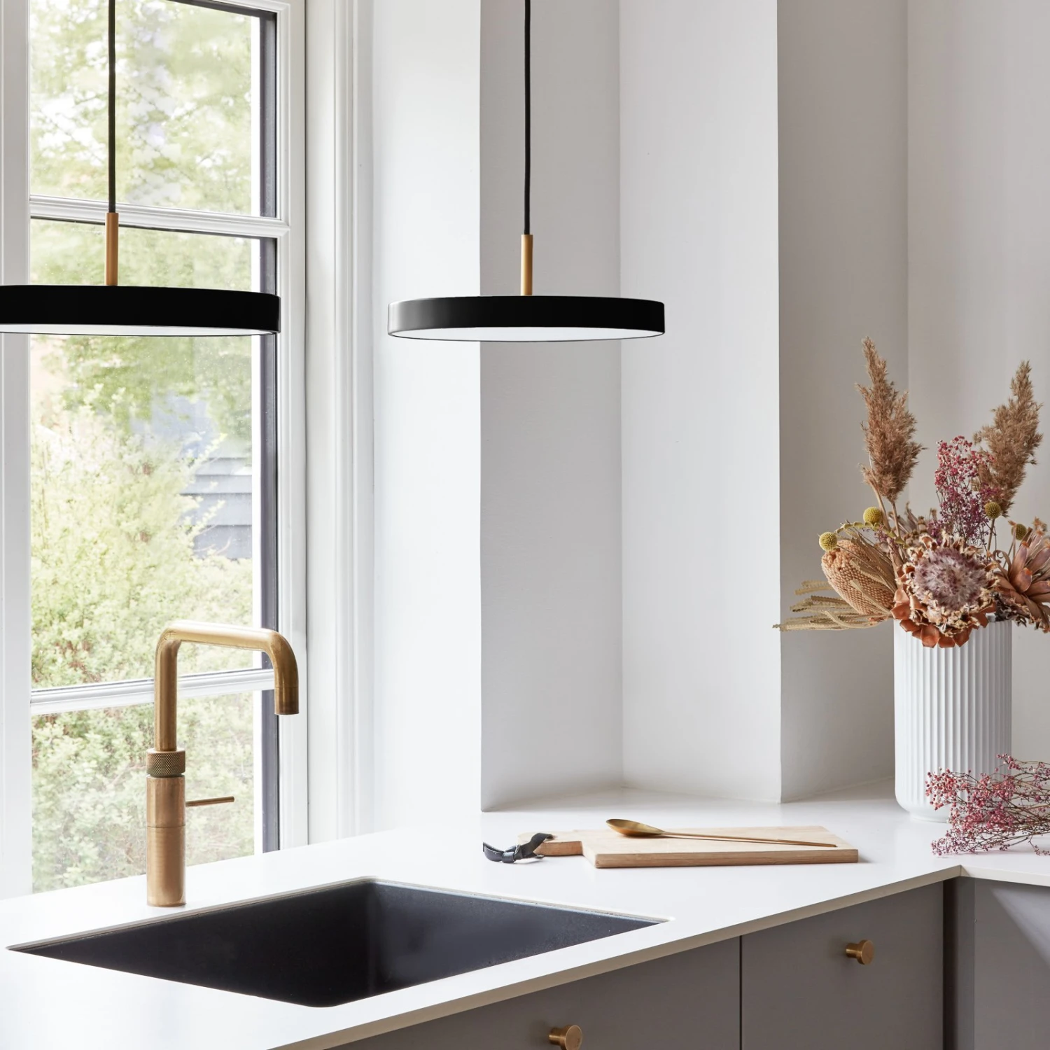 UMAGE Asteria mini Hängelampe messing schwarz UMAGE Asteria Mini Hängelampe Messing Schwarz -Umage 9521903 1