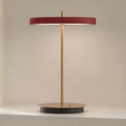 UMAGE Asteria Move LED-Tischleuchte, Rubinrot